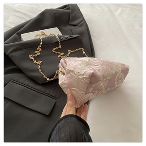 Sac nuage en jacquard floral rose avec chaîne dorée et détails de broderie 3D