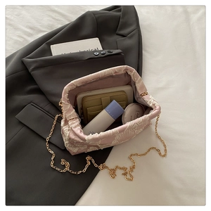 Détail du sac nuage jacquard rose clair montrant la capacité intérieure et la chaîne dorée