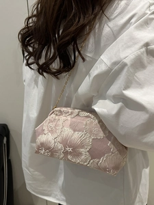 Sac de soirée en satin rose avec broderies florales blanches et chaîne dorée