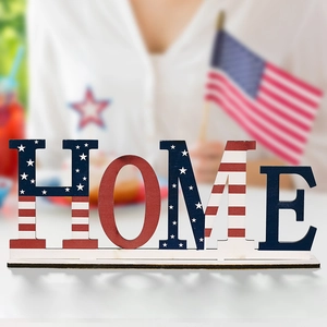 Détail de l'enseigne HOME en bois avec drapeau américain pour décoration de table festive