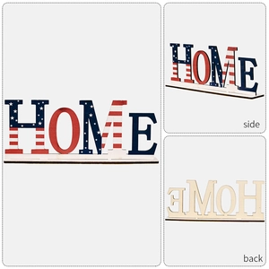 Vues multiples de l'enseigne HOME en bois patriotique avec motifs d'étoiles et de rayures
