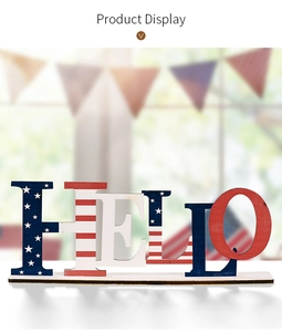 Détail des lettres HELLO en bois avec motif d'étoiles et rayures du drapeau américain