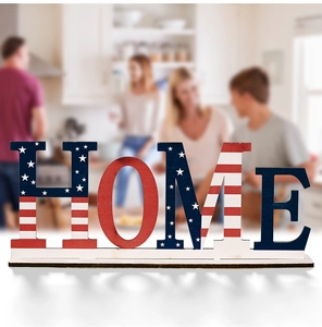 Détail de la décoration HOME en bois avec drapeau américain sur fond de cuisine chaleureux