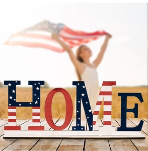 Détail de l'enseigne HOME en bois avec motif drapeau américain sur table rustique