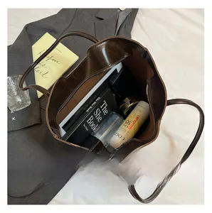 Εσωτερική όψη της σκούρας καφέ τσάντας tote με μεγάλη χωρητικότητα για αντικείμενα