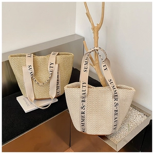 Détail de sacs fourre-tout tissés en paille crème et beige avec anses en toile Summer & Beauty