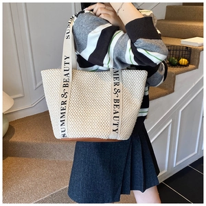 Détail du sac cabas en paille tissé avec base en cuir et anse en toile Summer & Beauty