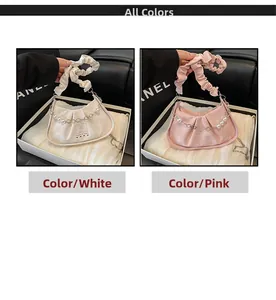 Détail des sacs nuages plissés en rose et blanc avec chaîne de perles et imprimé mignon