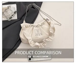 Détail du sac plissé blanc cassé avec perles et fleurs en métal creux sur la lanière