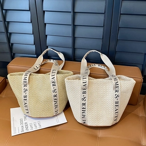 Sacs cabas en paille tissée avec bandoulières Summer & Beauty en kaki et blanc crème
