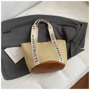 Détail du sac seau en paille avec base en cuir et sangle Summer & Beauty