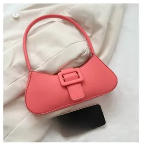 Sac à bandoulière rose minimaliste avec rabat et fermoir sur fond de tissu texturé élégant