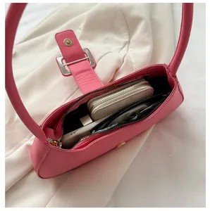 Capacité interne du sac rose montrant l'espace pour un portefeuille long et un smartphone