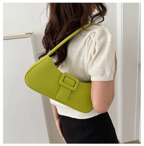 Détail du sac bandoulière vert avocat avec grande boucle carrée sur fond blanc