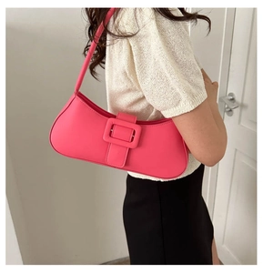 Détail du sac à épaule rose vif en cuir PU avec boucle carrée porté par un mannequin