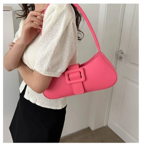Sac à bandoulière en cuir PU rose vif avec large sangle et grande boucle carrée