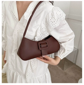 Détail du sac porté épaule marron foncé en similicuir avec boucle carrée décorative