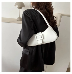 Sac baguette blanc minimaliste avec grande boucle carrée porté par un mannequin