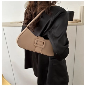 Vue détaillée du sac à bandoulière kaki avec boucle carrée sur blazer en satin