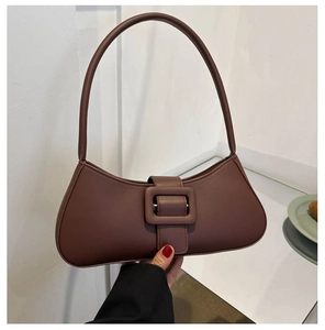 Détail du sac sous le bras marron café en forme de croissant avec boucle carrée