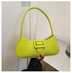 Détail d'un sac à bandoulière carré vert citron avec boucle au design minimaliste