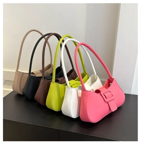 Sacs à bandoulière en similicuir en beige, noir, marron, vert, blanc et rose fuchsia