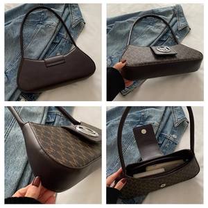 Détails du sac marron avec motif M, logo argenté et poches intérieures du sac à main