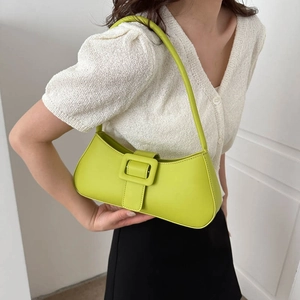 Sac à bandoulière carré vert citron minimaliste avec grande boucle sur le modèle