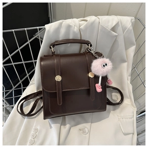 Sac à dos multifonctionnel marron foncé rétro en similicuir mat avec charme en peluche