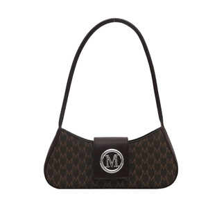 Sac sous le bras marron foncé avec motif M et boucle argentée sur fond blanc immaculé
