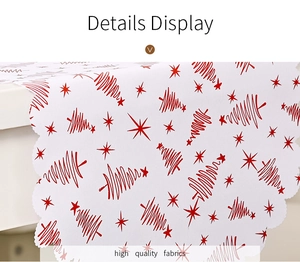 Détail du chemin de table de Noël blanc avec sapins rouges et bord festonné