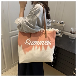 Détails de franges et texte Summer sur un grand sac cabas en toile bicolore