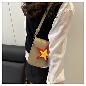 Detail van de kaki lederen crossbody telefoontas met sterpatroon en gouden gesp