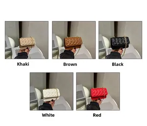 Cinco mini bolsos acolchados con cadena en colores caqui, marrón, negro, blanco y rojo
