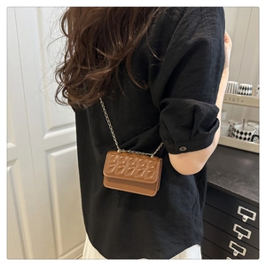 Mini bolso de cadena acolchado marrón con costuras de diamante en el hombro