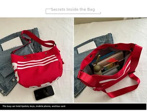 Vue détaillée du sac en toile rouge montrant sa grande capacité intérieure pour le quotidien