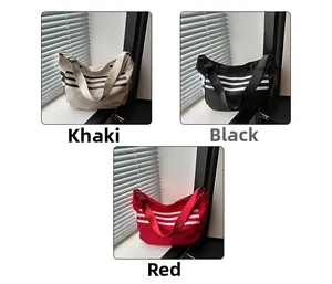 Sac bandoulière en nylon disponible en kaki, noir et rouge avec détails rayures