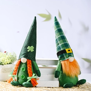 Dettaglio di gnomi di San Patrizio con cappelli verdi e barbe arancioni su legno bianco