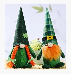 Dettaglio di gnomi di San Patrizio con cappelli verdi e barbe arancioni su una stuoia