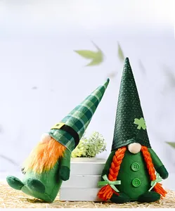 Dettaglio di gnomi per San Patrizio con cappelli verdi e barbe arancioni decorativi