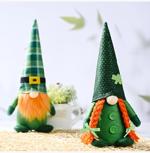 Dettaglio di gnomi di San Patrizio con cappelli verdi e barbe arancioni per decorazioni