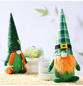 Dettaglio di gnomi di San Patrizio con cappelli verdi glitterati e trecce arancioni