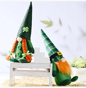 Dettaglio di gnomi di San Patrizio con cappelli a trifoglio verde e barbe arancioni vivi