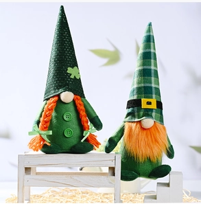 Dettaglio di gnomi di San Patrizio con cappelli verdi, barbe arancioni e trifogli