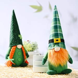 Set di due gnomi di San Patrizio con cappelli verdi e decorazioni a quadrifoglio