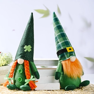 Set di gnomi di peluche per San Patrizio con cappelli verdi e barbe arancioni su scale