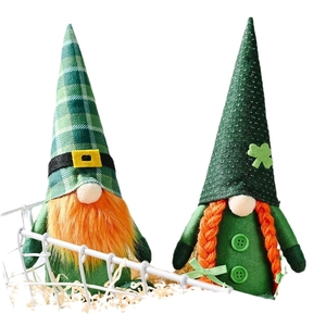 Gnomi di San Patrizio con barbe arancioni e cappelli verdi in un cestino di metallo