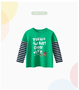 Détail du t-shirt vert à manches longues avec motif chiot et manches rayées pour filles