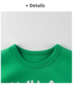 Détail du col rond côtelé et des coutures précises sur le t-shirt en coton vert vif pour enfant