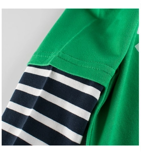 Détail de la couture à double point sur un t-shirt vert à manches longues rayées